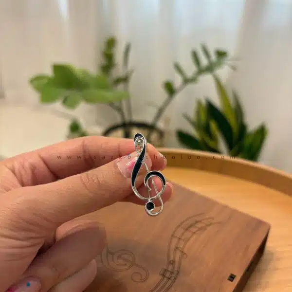 گل سینه استیل کلیدسل مشکی نقره ای